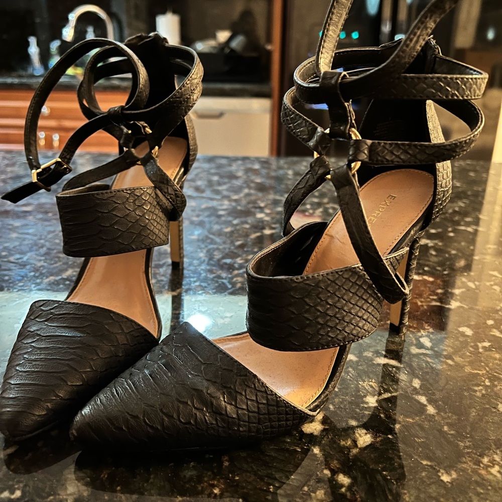 BLACK ALLIGATOR PRINT - STRAPPY EXPRESS HEEL size 7